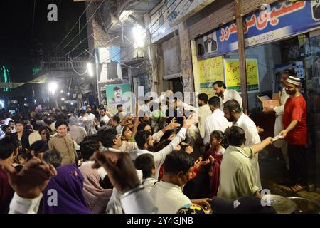 Lahore, Pakistan. September 2024. Gläubige versammeln sich, um Eid Milad-un-Nabi, die Geburt des Propheten Mohammed, am 17. September 2024 in Lahore, Pakistan, zu feiern. (Foto: Raja Imran Bahadar/Pacific Press/SIPA USA) Credit: SIPA USA/Alamy Live News Stockfoto