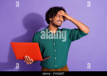 Foto-Porträt des jungen verärgerten indischen Freelancers Guy überarbeitete heute Stress und Code funktionieren nicht isoliert auf violettem Hintergrund Stockfoto