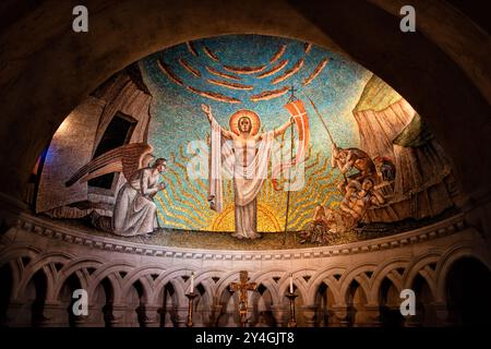 WASHINGTON, DC, Vereinigte Staaten — The Resurrection (1951), ein Apsis-Mosaik von Philip Frohman, ziert die Kapelle der Auferstehung in der Krypta der Washington National Cathedral. Das von Ravenna-Mosaiken aus kleinen farbigen Glasfliesen ausgeführte Kunstwerk ist ein eindrucksvolles Beispiel für religiöse Kunst des 20. Jahrhunderts in der neogotischen Bischofskathedrale. Stockfoto