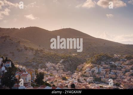 Symi Island, Griechenland - 20. April 2023: Symi Island ist eine winzige Insel der Dodekanese, die Besucher mit ruhiger Atmosphäre überrascht. Farbenfrohes neoklassizistisches Haus Stockfoto