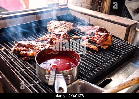 Grill-Hähnchen und Rippen auf dem Grill an der berühmten Onkel Joe Grill in Cruz Bay auf St. John in den US Virgin Islands. Stockfoto