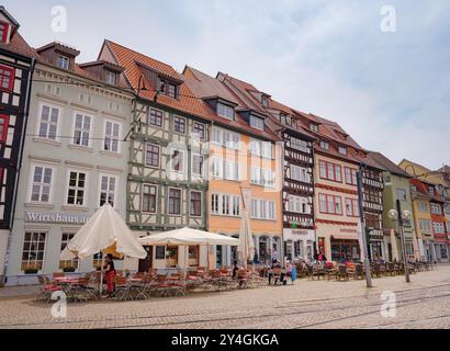 Erfurt, Deutschland - 21. Mai 2023: Ein lebhafter Stadtplatz mit einem berühmten Dom und Denkmälern, auf dem Messen und andere Veranstaltungen stattfinden. Stockfoto