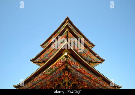 NARITA, Japan – kunstvoll bemalte Dachbalken der dreistöckigen Pagode im Naritasan Shinshoji Tempel zeigen komplizierte traditionelle Designs und lebhafte Farben. Die detaillierte Malerei dieser architektonischen Elemente aus dem Jahr 1712 veranschaulicht die raffinierten künstlerischen Traditionen der buddhistischen Tempeldekoration aus der Edo-Zeit. Stockfoto