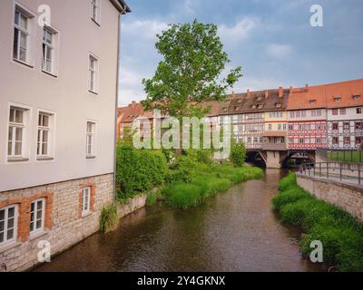 Erfurt, Deutschland - 21. Mai 2023: Antike Häuser am Ufer der Gera im Stadtzentrum, historisches Erbe. Stockfoto