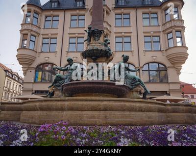 Erfurt, Deutschland - 21. Mai 2023: Angerbrunnen, ein Straßenbrunnen in der Angerstraße, der Industrie und Gartenbau repräsentiert, Hauptfelder der Erfurter Produkte Stockfoto