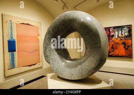 WASHINGTON, DC, Vereinigte Staaten — Grey Sun (1967) von Isamu Noguchi, ausgestellt im Donald W. Reynolds Center for American Art and Portraiture in Downtown Washington, DC. Die abstrakte Steinskulptur spiegelt Noguchis Meisterschaft von Form und Textur wider und verbindet japanische und modernistische Einflüsse. Stockfoto