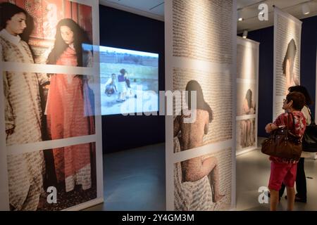 WASHINGTON, DC, Vereinigte Staaten – Ein Teil der Serie Les Femmes de Maroc, Teil der Revisions-Ausstellung der marokkanischen Künstlerin Lalla Essaydi, wird im Smithsonian National Museum of African Art in Washington, DC, ausgestellt. Das Museum widmet sich der Ausstellung alter und zeitgenössischer afrikanischer Kunst und befindet sich unterirdisch hinter dem Smithsonian Castle in der National Mall. Stockfoto