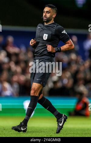 Schiedsrichter Sunny Singh Gill in Aktion während des Carabao Cup, Spiel der dritten Runde im MATRADE Loftus Road Stadium, London. Bilddatum: Dienstag, 17. September 2024. Stockfoto