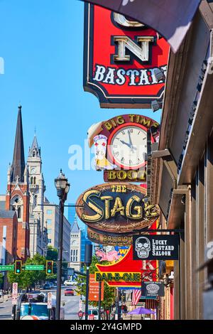 Lebendige Neonschilder auf der Broadway Nashville Eye-Ebene Stockfoto