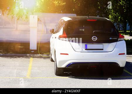 Weiße Nissan Leaf-Batterie Elektrofahrzeug-Ladebatterie beim Autohändler. Salo, Finnland. Juni 2024. Stockfoto