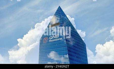 Istanbul Türkei - 20. September 2018: Der Hauptsitz der QNB Finansbank im Finanzviertel von Istanbul verfügt über eine elegante Glasfassade mit Reflektoren Stockfoto