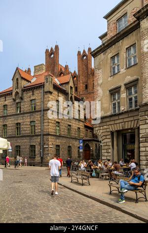 Straßenszene in Danzig, Polen, mit gotischer Architektur, Backsteinhäusern und Cafés im Freien, die Mischung aus Geschichte und Moderne Stockfoto