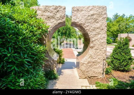 WASHINGTON DC, Vereinigte Staaten – der Moongate Garden, der sich hinter dem Smithsonian Castle in der National Mall befindet, verfügt über einen rosafarbenen Granitbogen Stockfoto