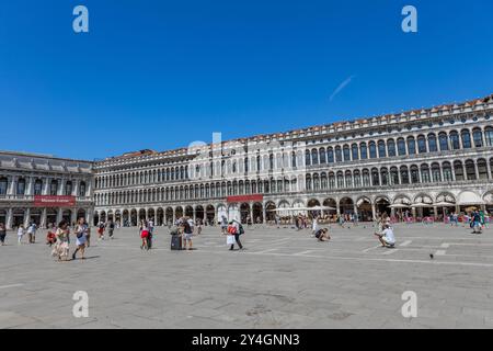 Venedig, Italien - 26. Juli 2024: Tourist auf dem Markusplatz. Venedig ist ein sehr beliebtes Touristenziel. Venedig, Italien Stockfoto