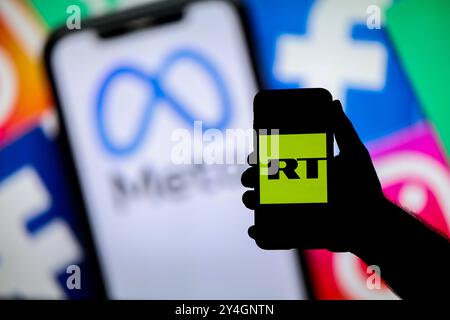 Gaziantep, Turkiye. September 2024. Gaziantep, Turkiye. 17. September 2024. Das RT-Logo auf einem Smartphone mit der amerikanischen Flagge im Hintergrund. Meta hat am Montag ein Verbot für RT und die Sputnik Nachrichtenagentur Rossiya Segodnya angekündigt, ihre Apps weltweit zu vertreiben. Das Social-Media-Unternehmen hat das Verbot mit „ausländische Eingriffe“ begründet. Der Schritt folgt den jüngsten Vorwürfen der USA gegen RT, die Politik in westlichen Ländern zu beeinflussen, und der Ankündigung von Sanktionen gegen die russische staatliche Medienanstalt (Credit Image: © Muhammed Ibrahim Ali/IMAGESLIVE via ZUMA Pres Stockfoto