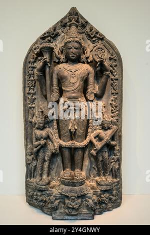 Vishnu Statue Arthur M Sackler Gallery Washington DC | WASHINGTON D.C., Vereinigte Staaten – Eine in Stein gehauene Stele von Vishnu, flankiert von den dazugehörigen Gottheiten und Avataren, in der Arthur M. Sackler Gallery zu sehen. Die Skulptur stammt ungefähr aus dem 11. Jahrhundert und stammt aus der Region Bengalen, wahrscheinlich dem heutigen Bangladesch, einem Zentrum der Steinschnitzerei aus der Pala-Zeit, das für seine dichten figuralen Erzähltafeln geschätzt wird. Es ist Teil des südasiatischen Skulpturenbestands des National Museum of Asian Art. Stockfoto