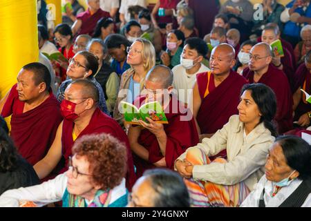 Dharamshala, Himachal Pradesh, Indien. September 2024. Im Exil lebende Tibeter, tibetische Budhismusmönche und tibetische Anhänger während eines langen Lebens Gebet, das der tibetische spirituelle Führer Dalai vom Tibetischen Frauenverband, ehemalige Studenten der Bezirke CST Dalhousie und Lhasa im Tsughla Khang Tempel, Mcleodganj, Dharamshala, angeboten wurde. (Kreditbild: © Shailesh Bhatnagar/ZUMA Press Wire) NUR REDAKTIONELLE VERWENDUNG! Nicht für kommerzielle ZWECKE! Stockfoto