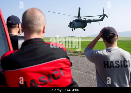 Mikulovice, Tschechische Republik. September 2024. Die humanitäre Hilfe für das vom Hochwasser betroffene Gebiet wurde am 18. September 2024 von einem tschechischen Militärhubschrauber am Flughafen Mikulovice, Region Olmütz, entladen. Quelle: Ondrej Deml/CTK Photo/Alamy Live News Stockfoto