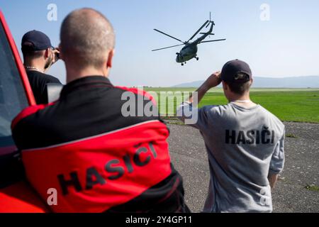 Mikulovice, Tschechische Republik. September 2024. Die humanitäre Hilfe für das vom Hochwasser betroffene Gebiet wurde am 18. September 2024 von einem tschechischen Militärhubschrauber am Flughafen Mikulovice, Region Olmütz, entladen. Quelle: Ondrej Deml/CTK Photo/Alamy Live News Stockfoto