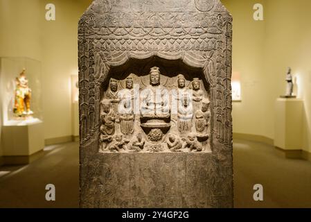 WASHINGTON DC, USA – Eine aus Kalkstein stammende Daoistische Stele aus China, datiert 572 n. Chr., ausgestellt in der Arthur M. Sackler Gallery in Washington DC. Dieses antike religiöse Artefakt, Teil der Sammlung der Smithsonian Institution, bietet Einblicke in die daoistische Ikonographie und skulpturale Techniken des China des 6. Jahrhunderts. Stockfoto