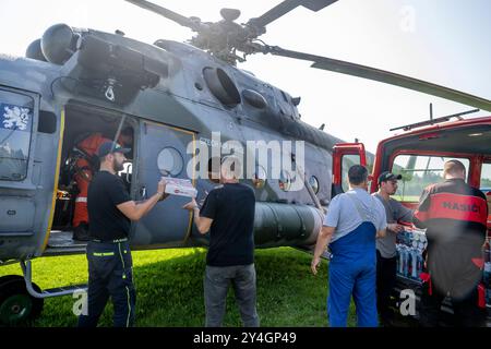 Mikulovice, Tschechische Republik. September 2024. Die humanitäre Hilfe für das vom Hochwasser betroffene Gebiet wurde am 18. September 2024 von einem tschechischen Militärhubschrauber am Flughafen Mikulovice, Region Olmütz, entladen. Quelle: Ondrej Deml/CTK Photo/Alamy Live News Stockfoto