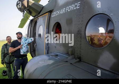 Mikulovice, Tschechische Republik. September 2024. Die humanitäre Hilfe für das vom Hochwasser betroffene Gebiet wurde am 18. September 2024 von einem tschechischen Militärhubschrauber am Flughafen Mikulovice, Region Olmütz, entladen. Quelle: Ondrej Deml/CTK Photo/Alamy Live News Stockfoto