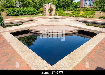 WASHINGTON DC, USA – der Moongate Garden befindet sich zwischen der Freer Gallery of Art und der Arthur M. Sackler Gallery auf dem Gelände von Smithsonian. Dieser asiatisch inspirierte Garten verfügt über Granitskulpturen und einen reflektierenden Pool. Der Garten ist Teil des größeren Enid A. Haupt Gartenkomplexes neben dem Smithsonian Castle. Stockfoto