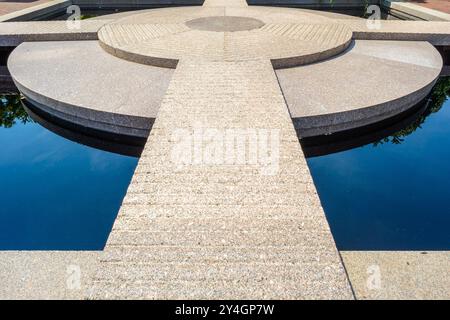 WASHINGTON DC, USA – der Moongate Garden befindet sich zwischen der Freer Gallery of Art und der Arthur M. Sackler Gallery auf dem Gelände von Smithsonian. Dieser asiatisch inspirierte Garten verfügt über Granitskulpturen und einen reflektierenden Pool. Der Garten ist Teil des größeren Enid A. Haupt Gartenkomplexes neben dem Smithsonian Castle. Stockfoto