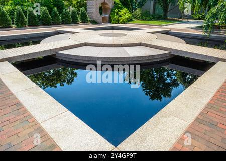 WASHINGTON DC, USA – der Moongate Garden befindet sich zwischen der Freer Gallery of Art und der Arthur M. Sackler Gallery auf dem Gelände von Smithsonian. Dieser asiatisch inspirierte Garten verfügt über Granitskulpturen und einen reflektierenden Pool. Der Garten ist Teil des größeren Enid A. Haupt Gartenkomplexes neben dem Smithsonian Castle. Stockfoto