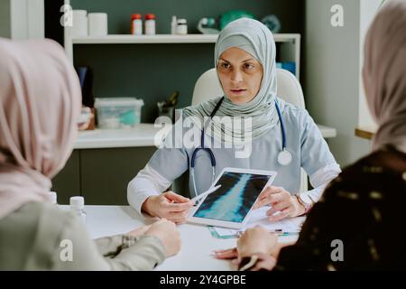 Beratung mit medizinischem Fachpersonal im Untersuchungsraum Stockfoto