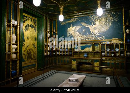 WASHINGTON DC, USA – der Peacock Room in der Freer Gallery of Art ist ein beeindruckendes Innenleben, das von James McNeill Whistler entworfen wurde. Dieses Meisterwerk der Inneneinrichtung, offiziell mit dem Titel „Harmony in Blue and Gold“, zeigt Whistlers Verwendung von Farben und Mustern und beherbergt Charles lang Freers Sammlung asiatischer Keramik. Stockfoto