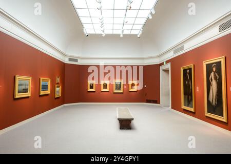 WASHINGTON DC – Eine Sammlung von Gemälden von James McNeill Whistler in der Freer Gallery of Art in der National Mall. Die Galerie, Teil der Smithsonian Institution, beherbergt neben den umfangreichen asiatischen Kunstsammlungen eine bedeutende Sammlung von Whistlers Werken und zeigt die einzigartige Mischung westlicher und östlicher künstlerischer Einflüsse. Stockfoto