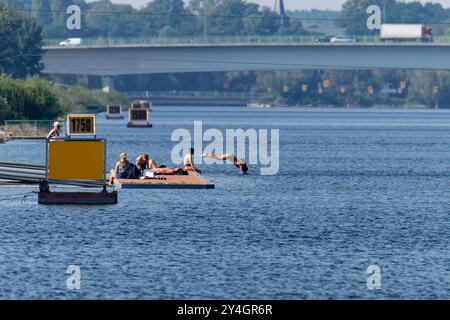 Köln, Deutschland. September 2024. Wassersportler nutzen die warme Nachmittagssonne zum Schwimmen im Fühlinger See. Das Wetter in Nordrhein-Westfalen wird in den kommenden Tagen warm und Spätsommer bleiben. Quelle: Henning Kaiser/dpa/Alamy Live News Stockfoto