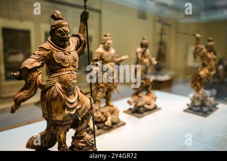 WASHINGTON DC, USA – Eine Sammlung verschiedener asiatischer Statuen in der Freer Gallery of Art in der National Mall. Diese Skulpturen, die verschiedene asiatische Kulturen und historische Perioden repräsentieren, zeigen die reichen künstlerischen Traditionen des Buddhismus, des Hinduismus und anderer asiatischer Religionen und Philosophien und bilden einen bedeutenden Teil der umfangreichen asiatischen Kunstsammlung der Smithsonian Institution. Stockfoto