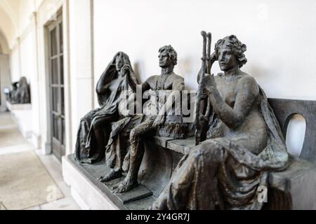 WASHINGTON DC, USA – der Innenhof der Freer Gallery of Art in der National Mall mit einer Sammlung asiatischer Statuen. Dieser Außenbereich, der Teil des Museumskomplexes der Smithsonian Institution ist, zeigt Skulpturen aus verschiedenen asiatischen Kulturen und schafft eine ruhige Umgebung, die die umfangreiche Sammlung asiatischer Kunst und amerikanischer Werke von James McNeill Whistler ergänzt. Stockfoto