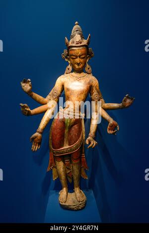 WASHINGTON DC, USA – Eine Holzstatue von Bodhisattva White Avalokiteshvara, auch bekannt als Amoghapasha Lokeshvara, aus Nepal, ist in der Freer Gallery of Art in Washington DC ausgestellt. Diese komplizierte buddhistische Skulptur zeigt die reichen künstlerischen Traditionen der nepalesischen Holzschnitzerei und die komplexe Ikonographie des Mahayana- und Vajrayana-Buddhismus. Stockfoto