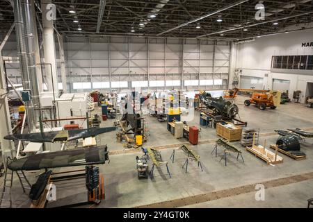 CHANTILLY, Virginia, USA – zerlegte historische Flugzeuge werden im Mary Baker Engen Restoration Hangar im Steven F. Udvar-Hazy Center des Smithsonian restauriert. Die spezialisierte Einrichtung ermöglicht es Restauratoren, detaillierte Konservierungsarbeiten an Luftfahrtartefakten durchzuführen. Die Öffentlichkeit kann laufende Restaurierungsvorhaben durch die Glaswände des Hangars beobachten. Stockfoto