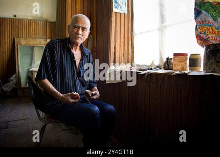 Usbekistan, Margilan, Seidenfabrik, Alter Arbeiter Stockfoto