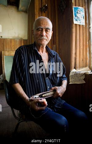 Usbekistan, Margilan, Seidenfabrik, Alter Arbeiter Stockfoto
