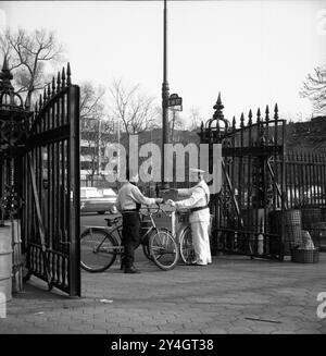 Ein New Yorker Eisverkäufer verkauft seine Waren in der Nähe des Stuyvesant Square Park an der East 16th Street und 2nd Avenue C. 1960. Stockfoto