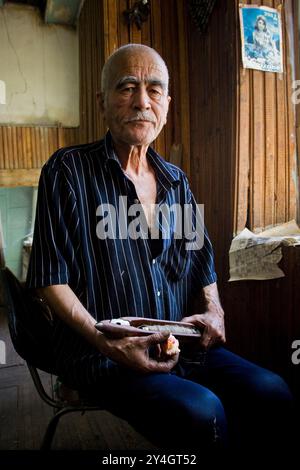 Usbekistan, Margilan, Seidenfabrik, Alter Arbeiter Stockfoto