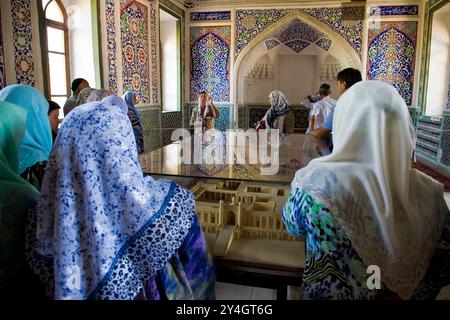 Usbekistan, Kokand, Frauen im Khudayarkhans palace Stockfoto