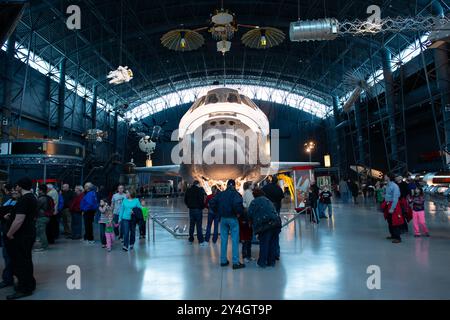 CHANTILLY, Virginia, Vereinigte Staaten — das Space Shuttle Discovery, der meisterreichte Orbiter der NASA, wird im Steven F. Udvar-Hazy Center, einem nebengebäude des Smithsonian National Air and Space Museum, ausgestellt. Dieses historische Raumschiff, das über fast drei Jahrzehnte 39 Missionen flog, dient heute als Herzstück der Ausstellung und zeigt die Errungenschaften des Space Shuttle-Programms und der amerikanischen Weltraumforschung. Stockfoto