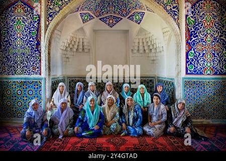 Usbekistan, Kokand, Frauen im Khudayarkhans palace Stockfoto
