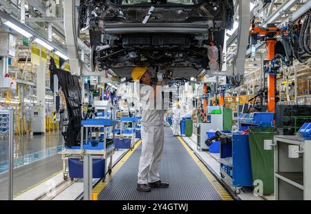 Wuhan, chinesische Provinz Hubei. September 2024. Ein Arbeiter arbeitet am 6. September 2024 an einer Montagelinie der Dongfeng Motor Corporation in Wuhan, der zentralen chinesischen Provinz Hubei. Quelle: Hu Jingwen/Xinhua/Alamy Live News Stockfoto