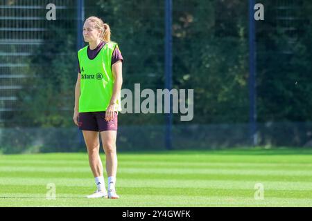 Sydney Lohmann (FC Bayern München, 12) beim Training, Oeffentliches Training. FC Bayern München Frauen, Fussball, Saison 24/25, 18.09.2024, Foto: Eibner-Pressefoto/Jenni Maul Stockfoto