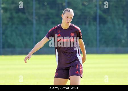 Klara Buehl (FC Bayern München, 17) beim Training, Oeffentliches Training. FC Bayern München Frauen, Fussball, Saison 24/25, 18.09.2024, Foto: Eibner-Pressefoto/Jenni Maul Stockfoto