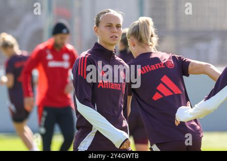 Klara Buehl (FC Bayern München, 17) Oberkoerper, Oeffentliches Training. FC Bayern München Frauen, Fussball, Saison 24/25, 18.09.2024, Foto: Eibner-Pressefoto/Jenni Maul Stockfoto