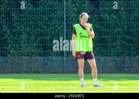 Sydney Lohmann (FC Bayern München, 12) beim Training, Oeffentliches Training. FC Bayern München Frauen, Fussball, Saison 24/25, 18.09.2024, Foto: Eibner-Pressefoto/Jenni Maul Stockfoto