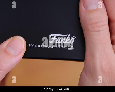 Tambow, Russische Föderation - 19. Dezember 2023 Black Box mit Logo Funko in Frauenhänden Stockfoto